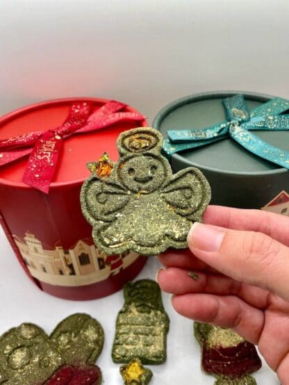 Christmas-themed Pet Rabbit Treats with Rose, Calendula, Forgot Me Not, Dandelion and Timothy Hay for Chinchillas, Hamsters, and Guinea Pigs