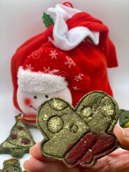 Christmas-themed Pet Rabbit Treats with Rose, Calendula, Forgot Me Not, Dandelion and Timothy Hay for Chinchillas, Hamsters, and Guinea Pigs