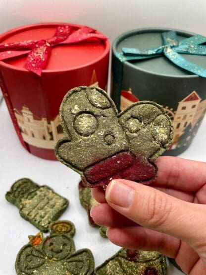 Christmas-themed Pet Rabbit Treats with Rose, Calendula, Forgot Me Not, Dandelion and Timothy Hay for Chinchillas, Hamsters, and Guinea Pigs