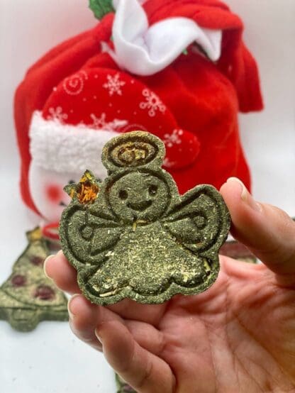 Christmas-themed Pet Rabbit Treats with Rose, Calendula, Forgot Me Not, Dandelion and Timothy Hay for Chinchillas, Hamsters, and Guinea Pigs